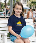 Tecknad glad sol med texten "Mammas Solstråle" på en marinblå barnt-shirt.