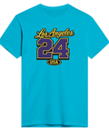 Los Angeles 24 USA-tryck i gult, lila och svart på en turkos t-shirt, sportig stil.