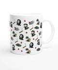 Närbild på mugg med Fidel Castro, palmer och klassiska veteranbilar i retrostil