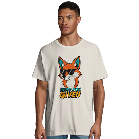 Räv med solglasögon och texten "Zero Fox Given" på en beige oversized t-shirt.