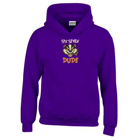 Arg grävling med cigarr och text "Six Seven Dude" på lila barnhoodie.