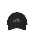Broderat Hola Senorita citat i gult på en svart keps