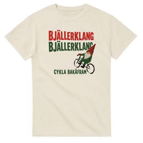 Klassisk röd och grön jultypografi med cyklande tomte på krämvit t-shirt