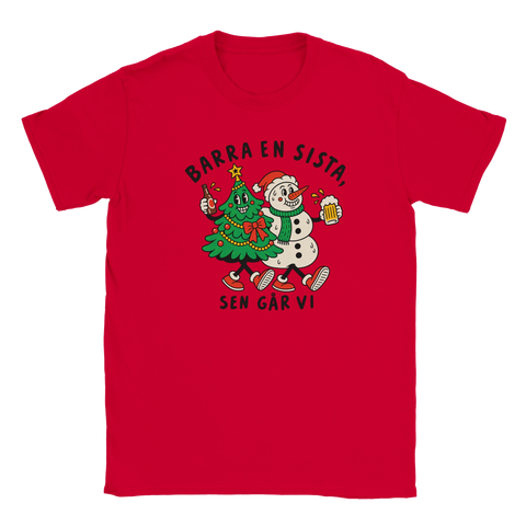 Röd t-shirt med en julgran och snögubbe som skålar och texten ”Barra en sista, sen går vi”.