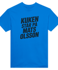 Satiriskt tryck "Kuken står på Mats Olsson" i svart på kungsblå t-shirt.