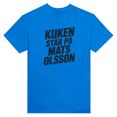 Satiriskt tryck "Kuken står på Mats Olsson" i svart på kungsblå t-shirt.