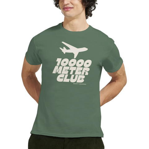 Flygplansmotiv med text "10000 METER CLUB" på grön t-shirt.