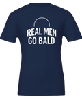 Vit text "REAL MEN GO BALD" med halvcirkel på marinblå t-shirt, humoristisk design.