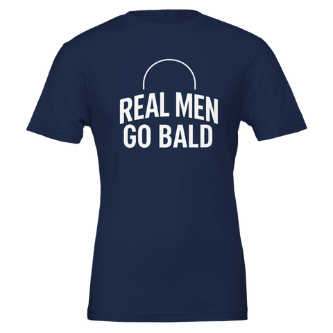 Vit text "REAL MEN GO BALD" med halvcirkel på marinblå t-shirt, humoristisk design.