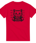 Svart katt i mugshot med texten "Guilty of Being Too Cute No Regrets" på röd t-shirt.