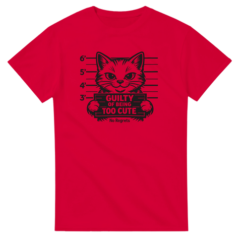 Svart katt i mugshot med texten "Guilty of Being Too Cute No Regrets" på röd t-shirt.