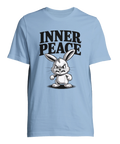 Humoristiskt motiv av stirrig kanin på ljusblå t-shirt