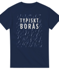Grafiskt regnmotiv med texten Typiskt Borås på en marinblå t-shirt