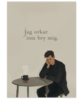 Illustration av en man i svart kostym som sitter vid ett runt bord med en rykande kaffekopp och ser nedstämd ut.