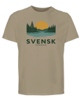 Tidlös naturillustration med texten Svensk Sommar på sandfärgad t-shirt