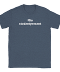 Vit text "Min studentpresent" i lekfullt teckensnitt på mörkblå t-shirt med rund hals, studentpresent.