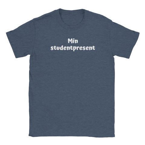 Vit text "Min studentpresent" i lekfullt teckensnitt på mörkblå t-shirt med rund hals, studentpresent.