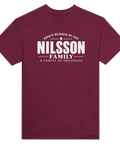 Vinröd t-shirt med texten Nilsson – A Family of Originals
