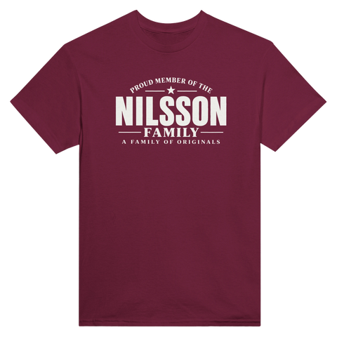 Vinröd t-shirt med texten Nilsson – A Family of Originals