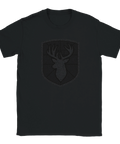 Svart t-shirt med ett ton-i-ton tryck av en ståtlig hjortsiluett