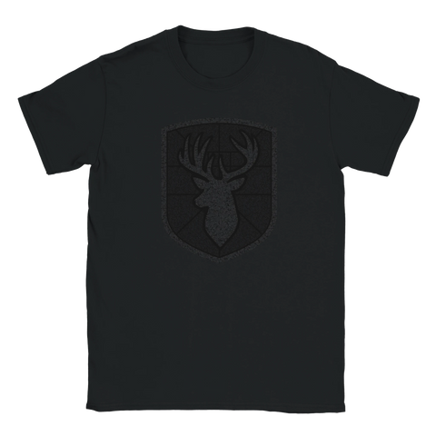 Svart t-shirt med ett ton-i-ton tryck av en ståtlig hjortsiluett