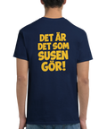 Mörkblå t-shirt med gul text "DET ÄR DET SOM SUSEN GÖR!" på ryggen.
