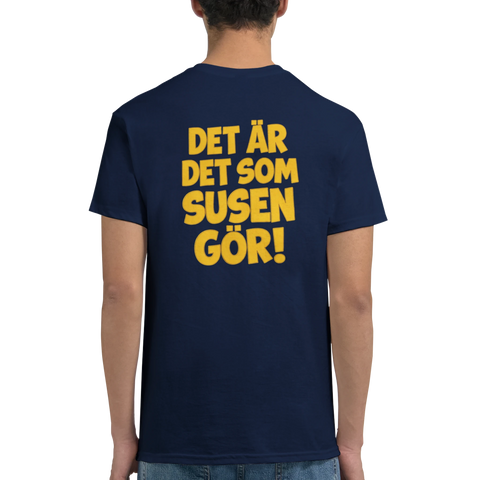 Mörkblå t-shirt med gul text "DET ÄR DET SOM SUSEN GÖR!" på ryggen.