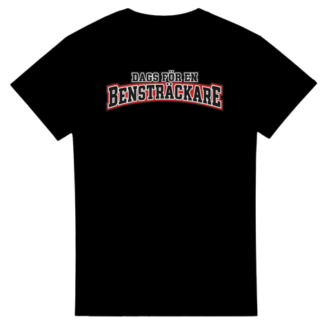 Svart t-shirt med texten Dags för en bensträckare i collegebokstäver.