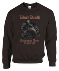 Pestdoktor i hatt med råttor, text "Black Death European Tour 1347-1351" på mörkbrun sweatshirt.