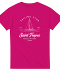 Saint Tropez Sailing Club tryck med segelbåt, text, på fuchsia t-shirt.