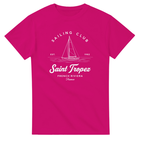 Saint Tropez Sailing Club tryck med segelbåt, text, på fuchsia t-shirt.