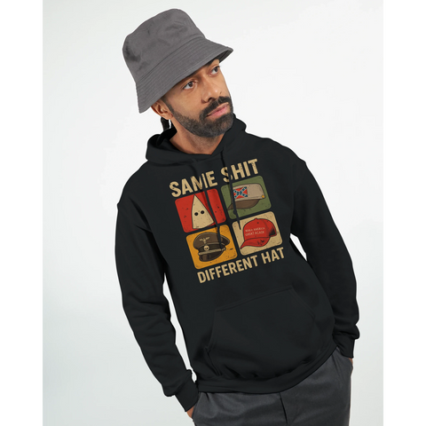 Satiriskt tryck "Same Shit Different Hat" med KKK-huva, sydstatsflagga, nazistmössa, MAGA-keps på svart hoodie.