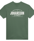 Olivgrön t-shirt med texten Johansson – A Family of Originals