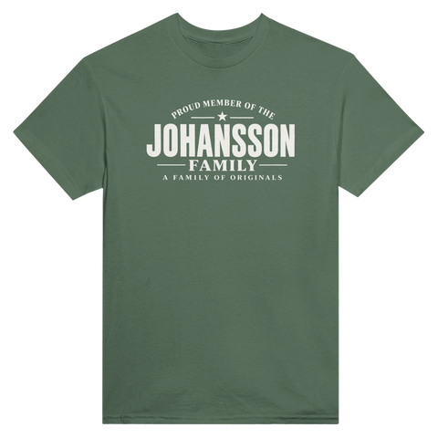 Olivgrön t-shirt med texten Johansson – A Family of Originals