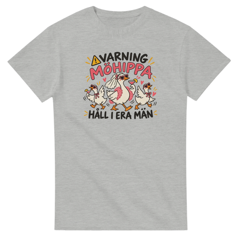 T-shirt med tre festglada gäss och texten Varning möhippa – Håll i era män