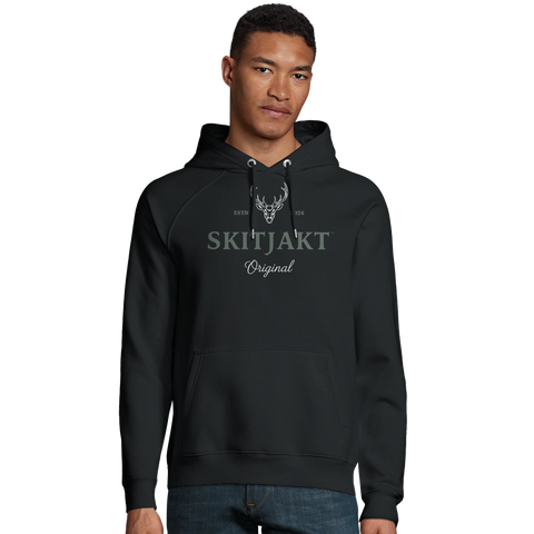 Man bär svart Skitjakt-hoodie med hjorthuvud-logotyp, framifrån, jeans syns.