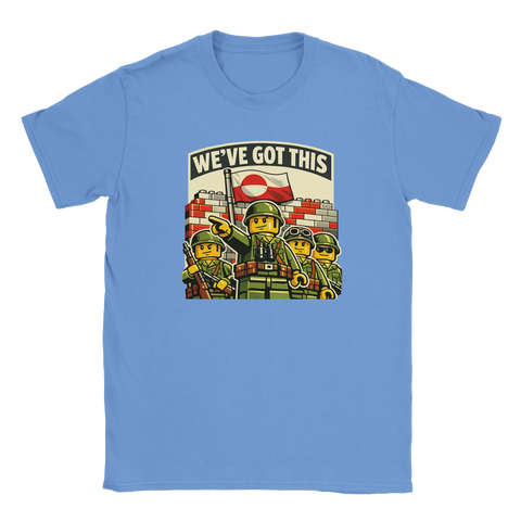 Ljusblå t-shirt med provokativ textdesign och kaxig geopolitisk attityd