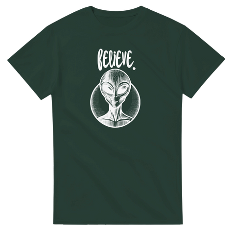 Grafiskt motiv av en utomjording med texten Believe på en mörkgrön t-shirt