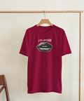 Pussemun t-shirt med svartvita prickiga läppar och texten "Pussemun" i punkstil på en mörkröd t-shirt.