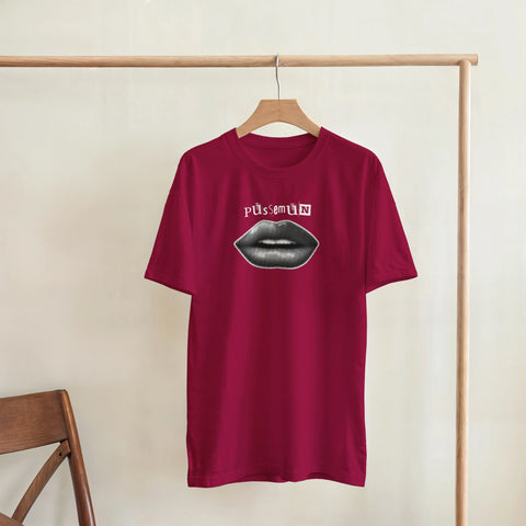 Pussemun t-shirt med svartvita prickiga läppar och texten "Pussemun" i punkstil på en mörkröd t-shirt.