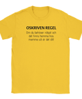 Text "OSKRIVEN REGEL" & "Om du behöver något och det finns hemma hos mamma så är det ditt" på gul t-shirt.