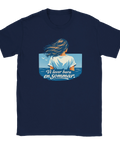 Kvinnas rygg, blått hår, text "Vi lever bara en sommar" över hav och himmel på marinblå t-shirt.