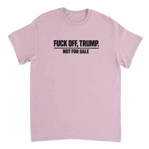Ljusrosa t-shirt med budskapet Fuck off Trump i svart text