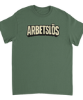 Arbetslös" texttryck i beige med svart skugga på en grön t-shirt.