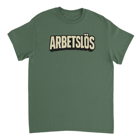 Arbetslös" texttryck i beige med svart skugga på en grön t-shirt.