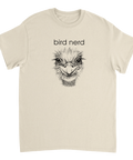 Tecknad strutsansikte med text "bird nerd" på beige t-shirt.