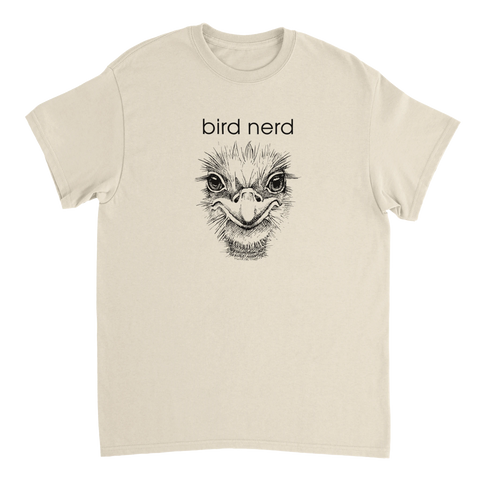 Tecknad strutsansikte med text "bird nerd" på beige t-shirt.