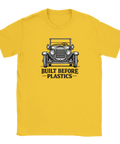 Vintage bil "Built Before Plastics" tryck i svartvitt på gul t-shirt.