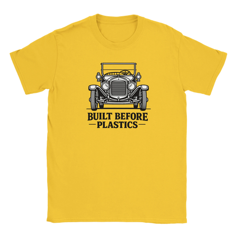 Vintage bil "Built Before Plastics" tryck i svartvitt på gul t-shirt.