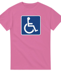 Ikonisk rullstolslogotyp på rosa t-shirt – ironisk och minimalistisk illustration